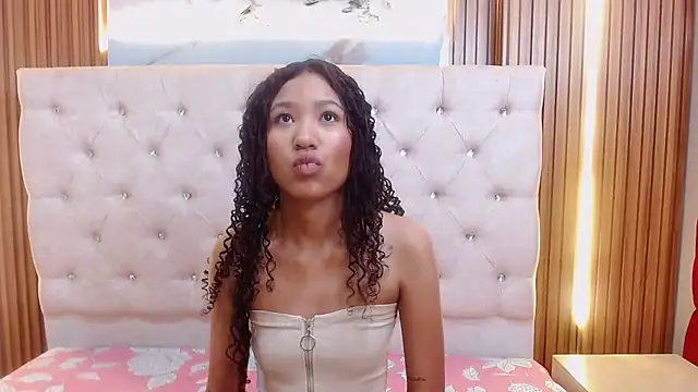 skiaracl202 online show from March 29, 10:10 pm