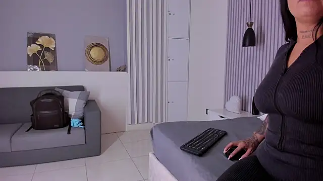 ManuelaMontes  online show from April 15, 11:39 am