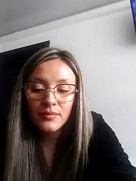 Snapshot of CynthiaMore chatting on May 18, 4:13 pm CynthiaMore online show from May 18, 4:13 pm