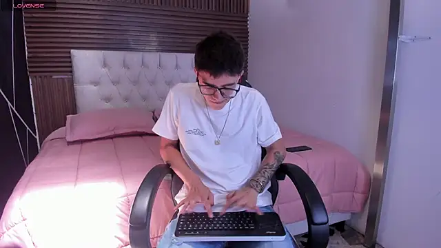 TylerCross  online show from March 15, 5:41 pm