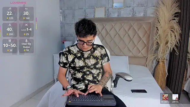 TylerCross  online show from March 31, 8:31 pm