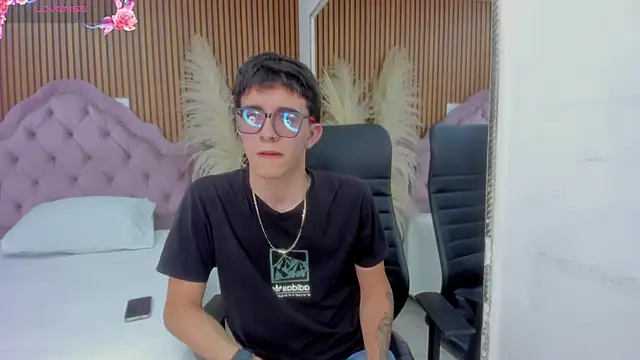 TylerCross  online show from April 20, 8:32 pm