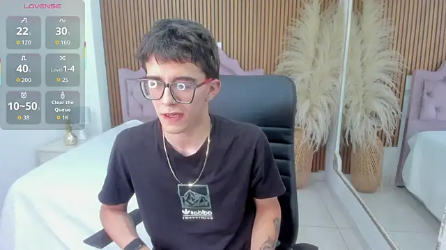 TylerCross  online show from April 21, 2:51 am