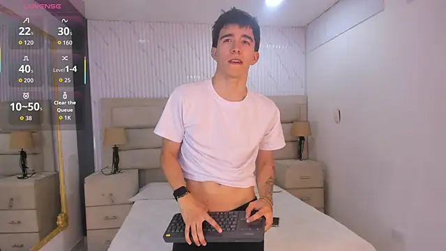 TylerCross  online show from April 22, 8:32 pm