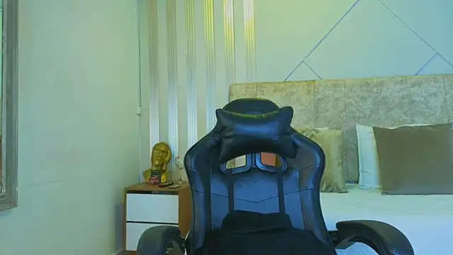 j belle  online show from April 2, 1:53 pm