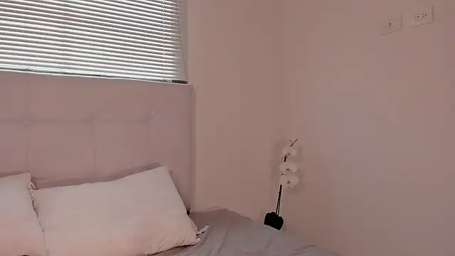 Emily Rousess online show from June 12, 10:52 pm