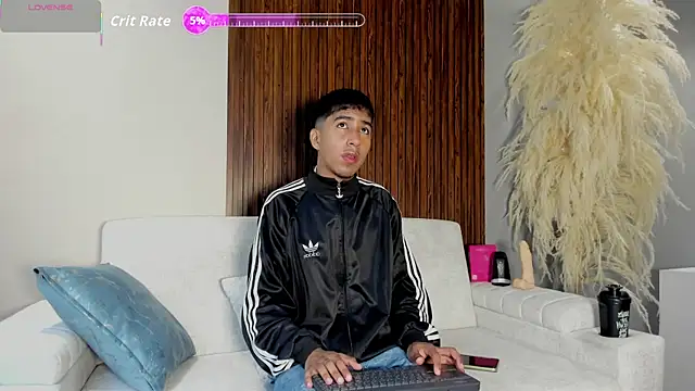 Snapshot of Ender_h0tt chatting on June 8, 1:55 pm Ender h0tt online show from June 8, 1:55 pm