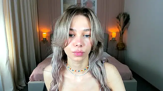 LuluAlis online show from April 25, 1:14 pm