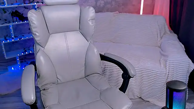 EmiliSkyy online show from July 20, 10:39 am