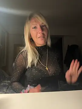 Snapshot of AtomBlondy chatting on March 15, 9:21 pm AtomBlondy online show from March 15, 9:21 pm