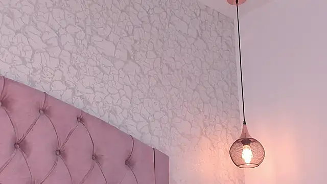 saraa joness  online show from April 4, 7:22 pm