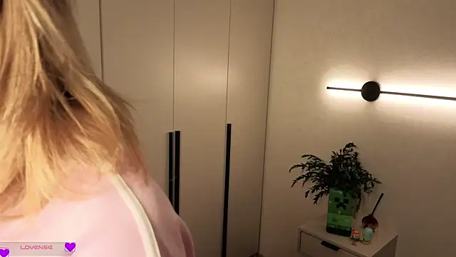 Snapshot of AureliaAngel chatting on April 8, 3:39 am AureliaAngel online show from April 8, 3:39 am