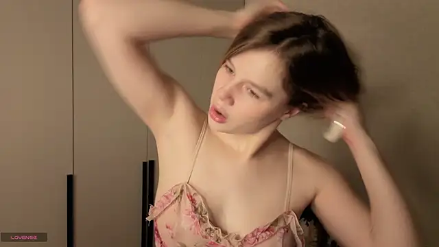 Snapshot of AureliaAngel chatting on April 11, 6:40 am AureliaAngel online show from April 11, 6:40 am