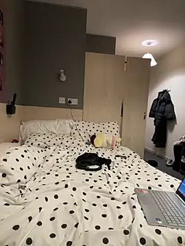 Halligirl online show from March 19, 2:43 pm