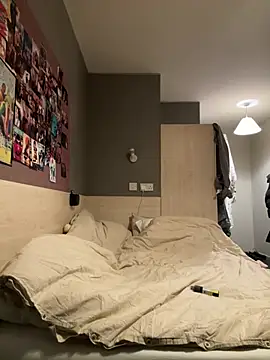 Halligirl online show from April 4, 8:23 am