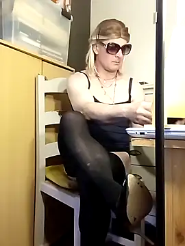 Snapshot of stephie83 chatting on March 23, 4:44 pm stephie83 online show from March 23, 4:44 pm