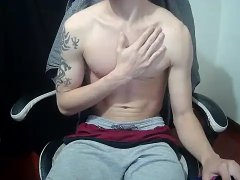 Snapshot of crixus11111 chatting on March 18, 5:10 am crixus11111 online show from March 18, 5:10 am