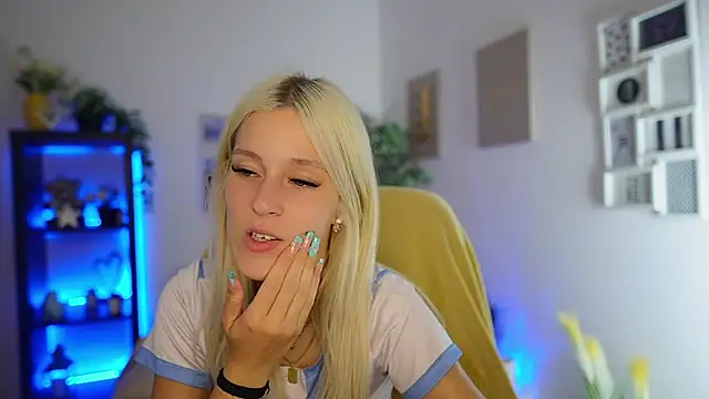 Luna Grace18 online show from August 3, 4:55 pm