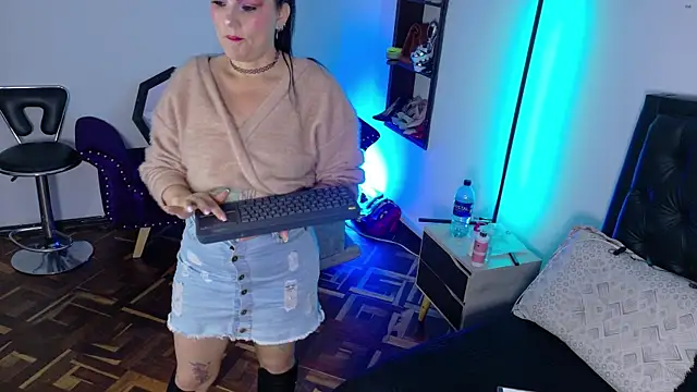 Snapshot of Scarlet_Hiit chatting on July 1, 4:14 am Scarlet Hiit online show from July 1, 4:14 am
