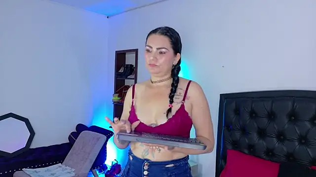 Snapshot of Scarlet_Hiit chatting on July 14, 4:17 am Scarlet Hiit online show from July 14, 4:17 am