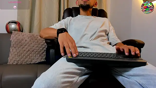 Snapshot of Steban_silv chatting on June 15, 11:01 am Steban silv online show from June 15, 11:01 am