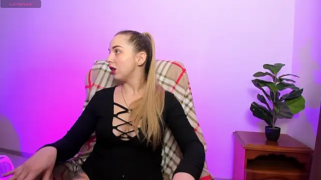 Snapshot of Alexandracandy chatting on March 22, 9:02 am Alexandracandy online show from March 22, 9:02 am