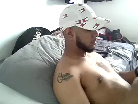 Snapshot of millerthh chatting on May 11, 9:01 pm millerthh online show from May 11, 9:01 pm