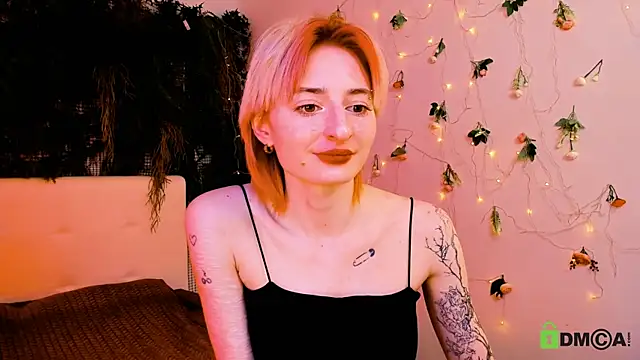 Snapshot of Kira__Cutie chatting on May 15, 11:01 pm Kira Cutie online show from May 15, 11:01 pm