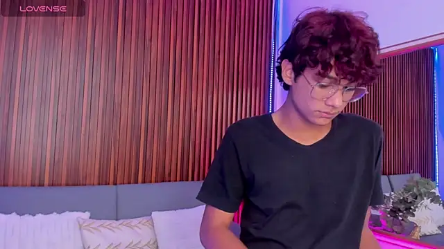 Snapshot of Oliver20__ chatting on June 11, 10:19 pm Oliver20 online show from June 11, 10:19 pm