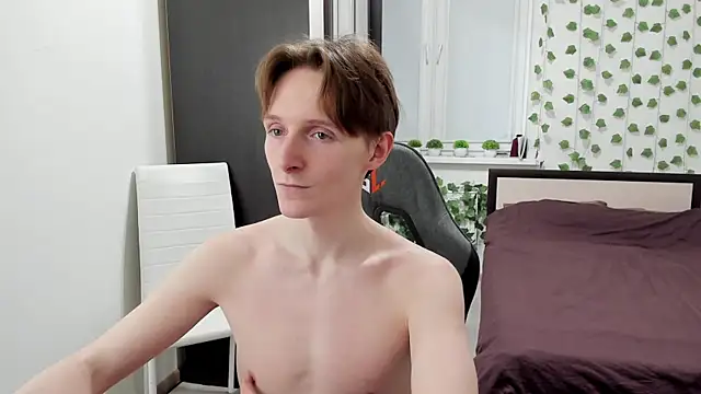 Snapshot of Ethan_Ginger chatting on April 8, 5:24 pm Ethan Ginger online show from April 8, 5:24 pm