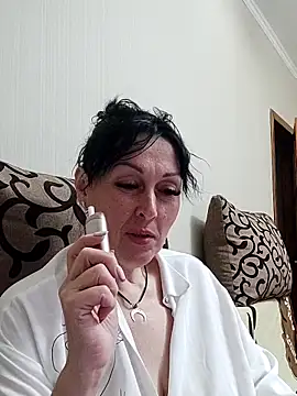 HelgaDennis online show from June 17, 7:15 pm