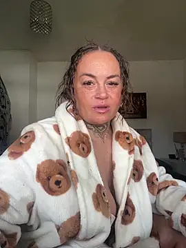 PrettyLittleCee online show from March 26, 11:27 am