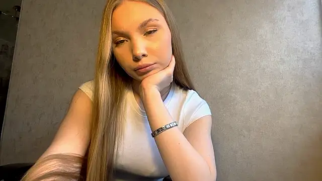 CarolineNine online show from March 26, 1:28 pm