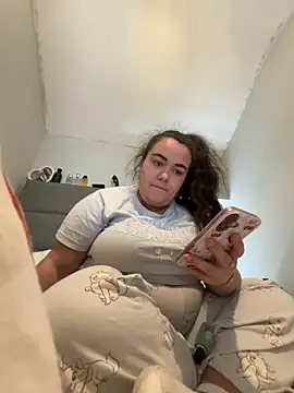 Khloeross online show from May 7, 2:55 pm