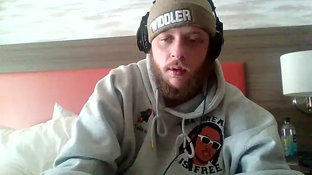 Snapshot of alejandro69420 chatting on April 6, 7:37 pm alejandro69420 online show from April 6, 7:37 pm