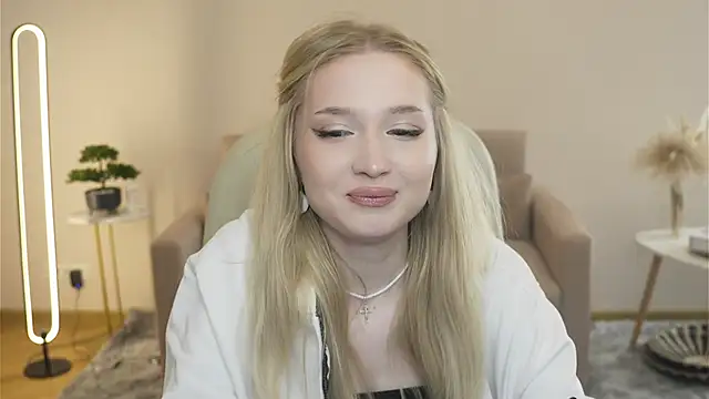 Snapshot of SeemaHornoff chatting on March 30, 3:02 pm SeemaHornoff online show from March 30, 3:02 pm