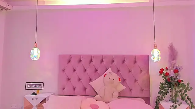 Snapshot of SofiaBloomm chatting on May 16, 8:18 pm SofiaBloomm online show from May 16, 8:18 pm