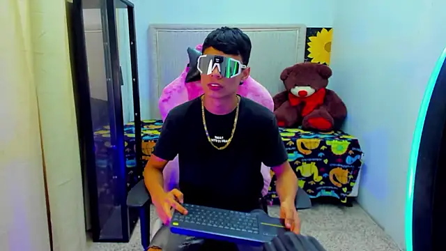 Dayron lee  online show from March 22, 9:18 pm