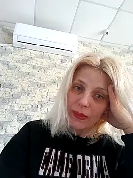 Snapshot of MiaLove183 chatting on March 26, 2:44 pm MiaLove183 online show from March 26, 2:44 pm