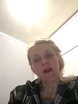 Snapshot of MiaLove183 chatting on March 27, 2:06 pm MiaLove183 online show from March 27, 2:06 pm