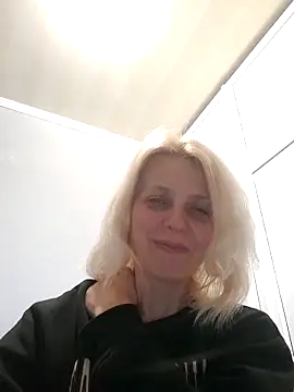 Snapshot of MiaLove183 chatting on April 2, 1:42 pm MiaLove183 online show from April 2, 1:42 pm