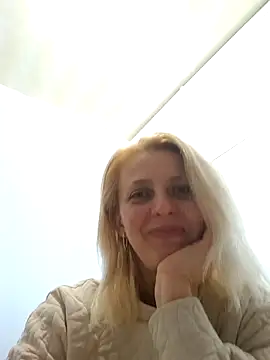 Snapshot of MiaLove183 chatting on April 18, 11:25 am MiaLove183 online show from April 18, 11:25 am