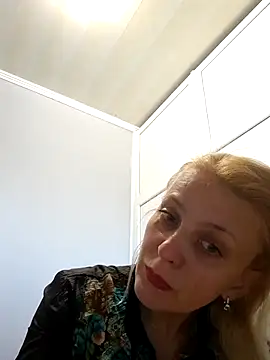 Snapshot of MiaLove183 chatting on April 19, 8:35 am MiaLove183 online show from April 19, 8:35 am