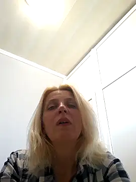Snapshot of MiaLove183 chatting on May 2, 12:21 pm MiaLove183 online show from May 2, 12:21 pm