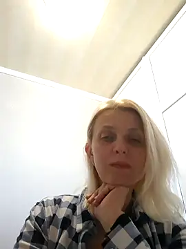 Snapshot of MiaLove183 chatting on May 5, 1:52 pm MiaLove183 online show from May 5, 1:52 pm