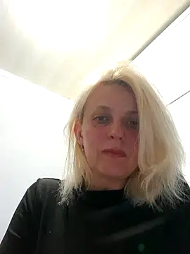 Snapshot of MiaLove183 chatting on May 9, 12:21 pm MiaLove183 online show from May 9, 12:21 pm