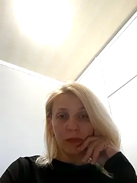 Snapshot of MiaLove183 chatting on May 10, 8:30 am MiaLove183 online show from May 10, 8:30 am