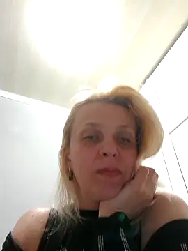 Snapshot of MiaLove183 chatting on May 11, 2:45 pm MiaLove183 online show from May 11, 2:45 pm