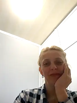 Snapshot of MiaLove183 chatting on May 16, 11:09 am MiaLove183 online show from May 16, 11:09 am