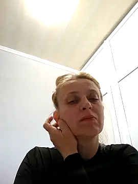 Snapshot of MiaLove183 chatting on May 17, 8:01 am MiaLove183 online show from May 17, 8:01 am